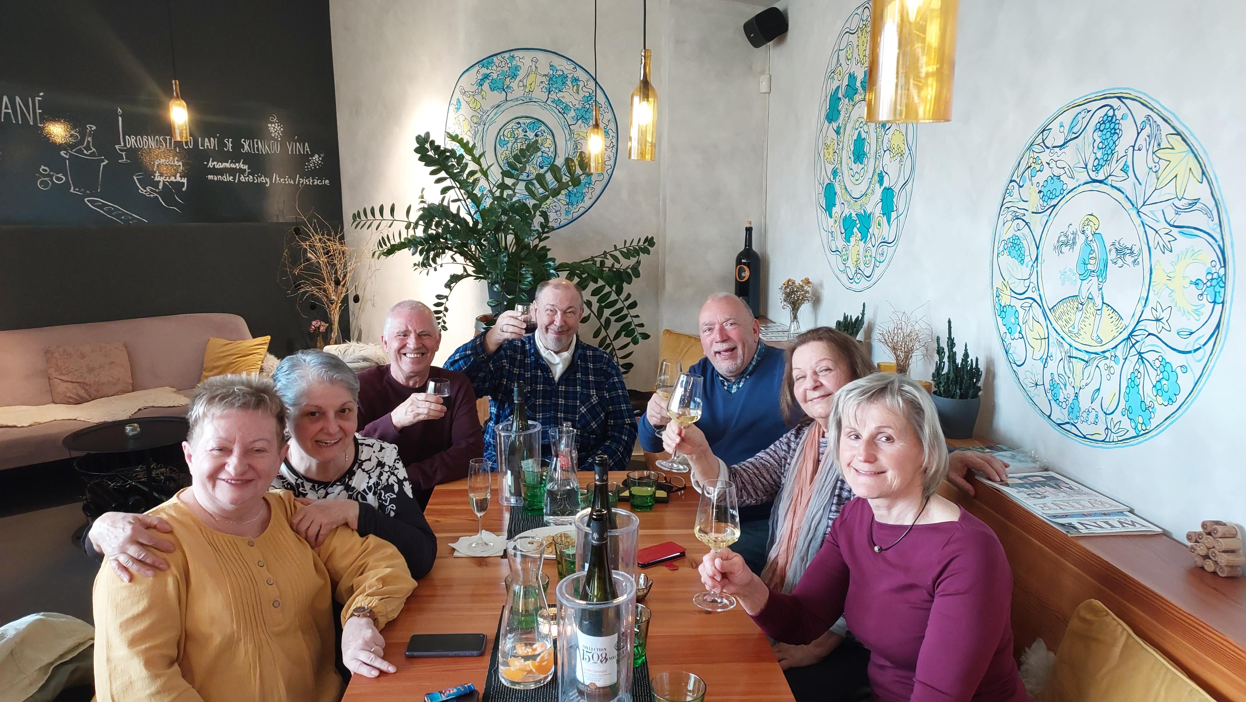 MEZI VÍNY - wine bar & shop foto 4