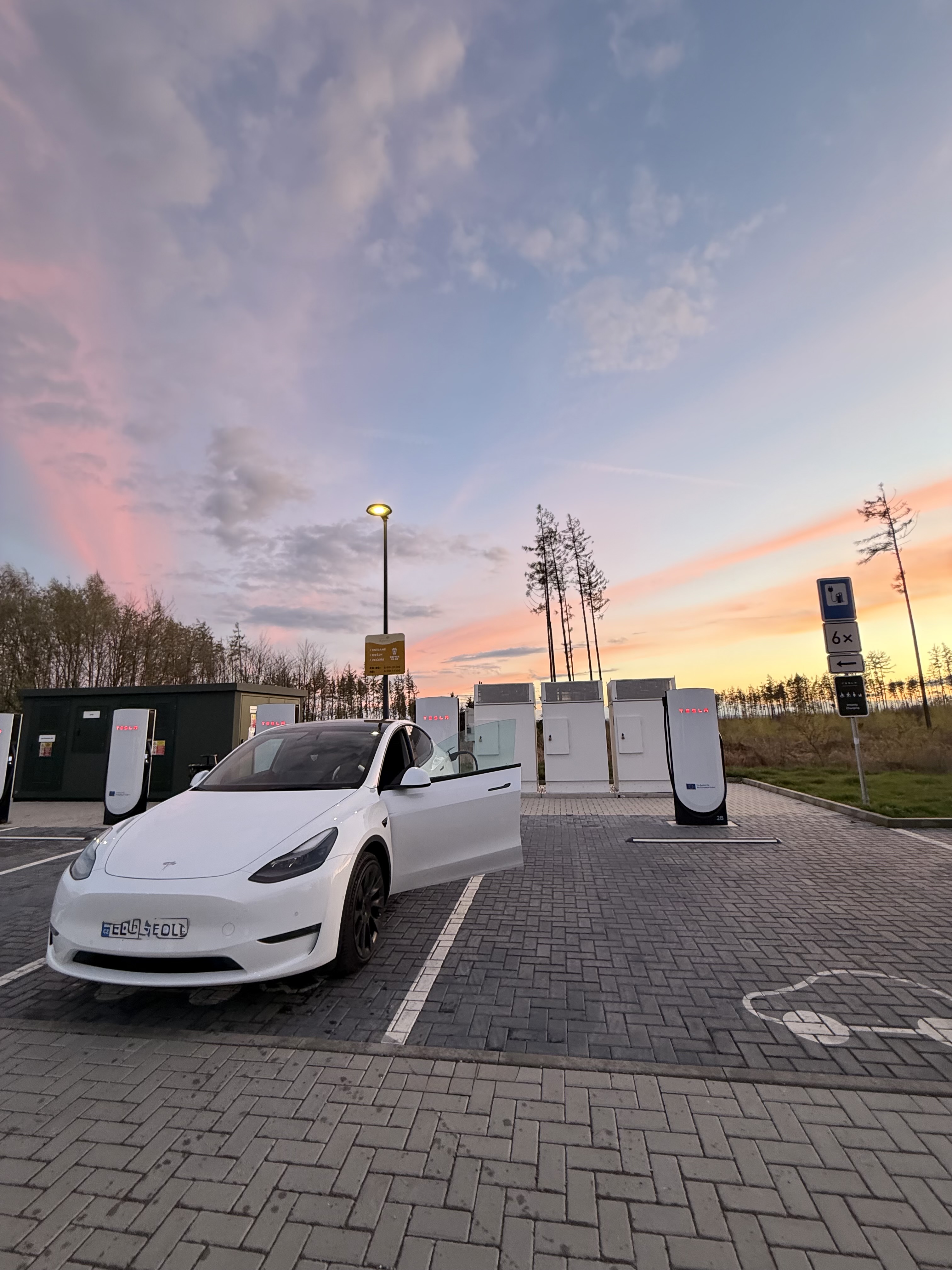 Tesla Supercharger Jamné foto 3