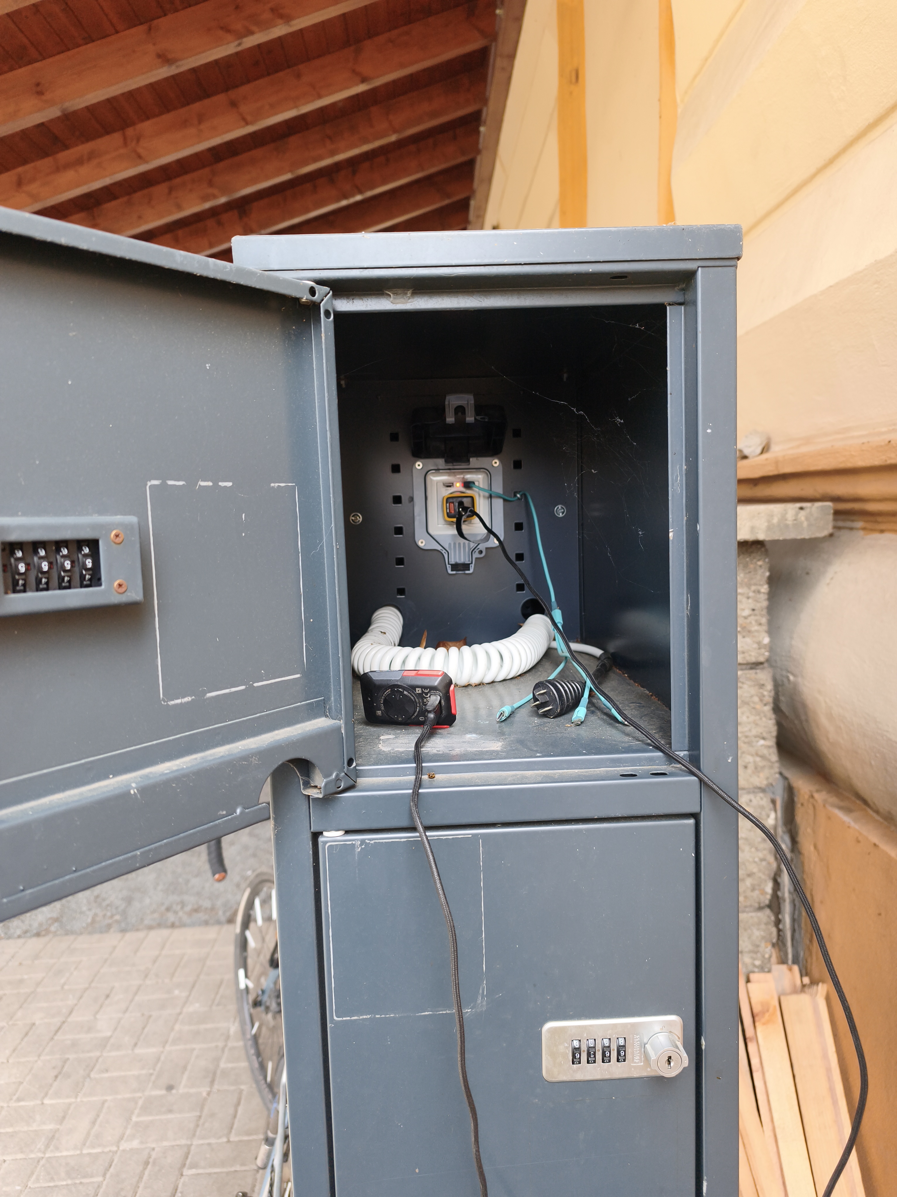 Nabíjecí stanice pro elektrokola a mobilní zařízení foto 2