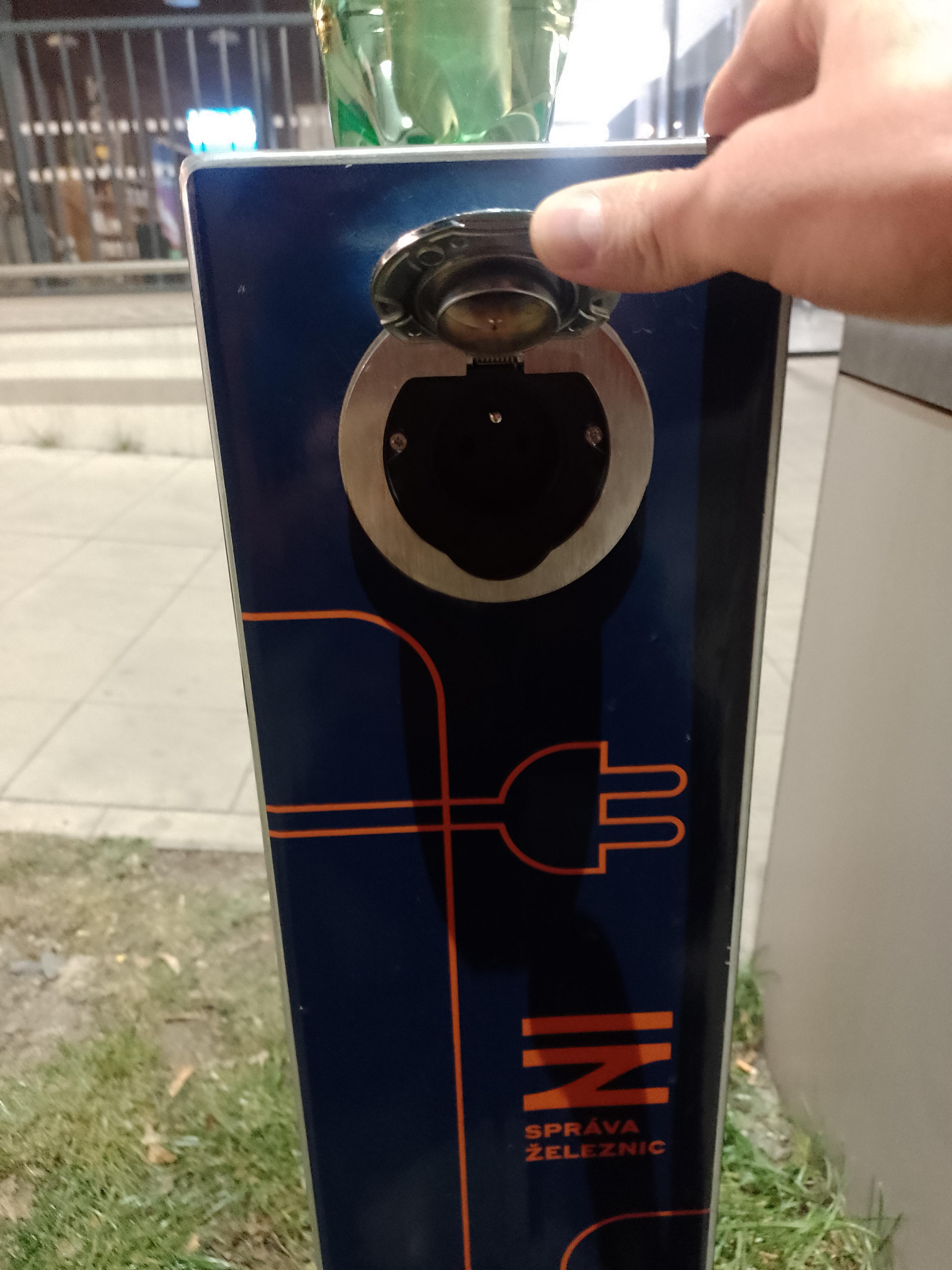 Nabíjecí zásuvka pro elektrokola Vrážská foto 5