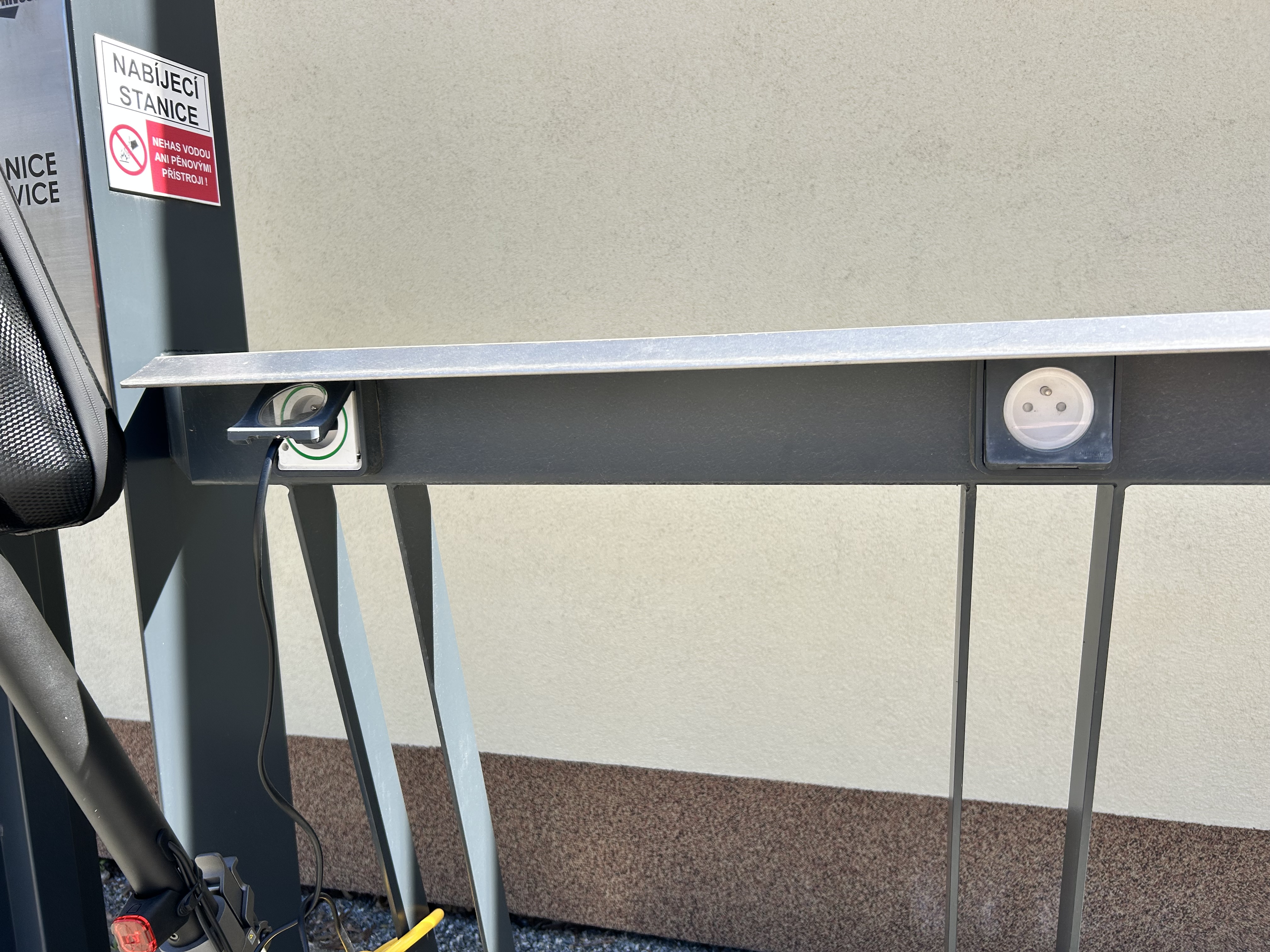 Nabíjecí stanice pro elektrokola Muzeum Hrotovicka foto 5