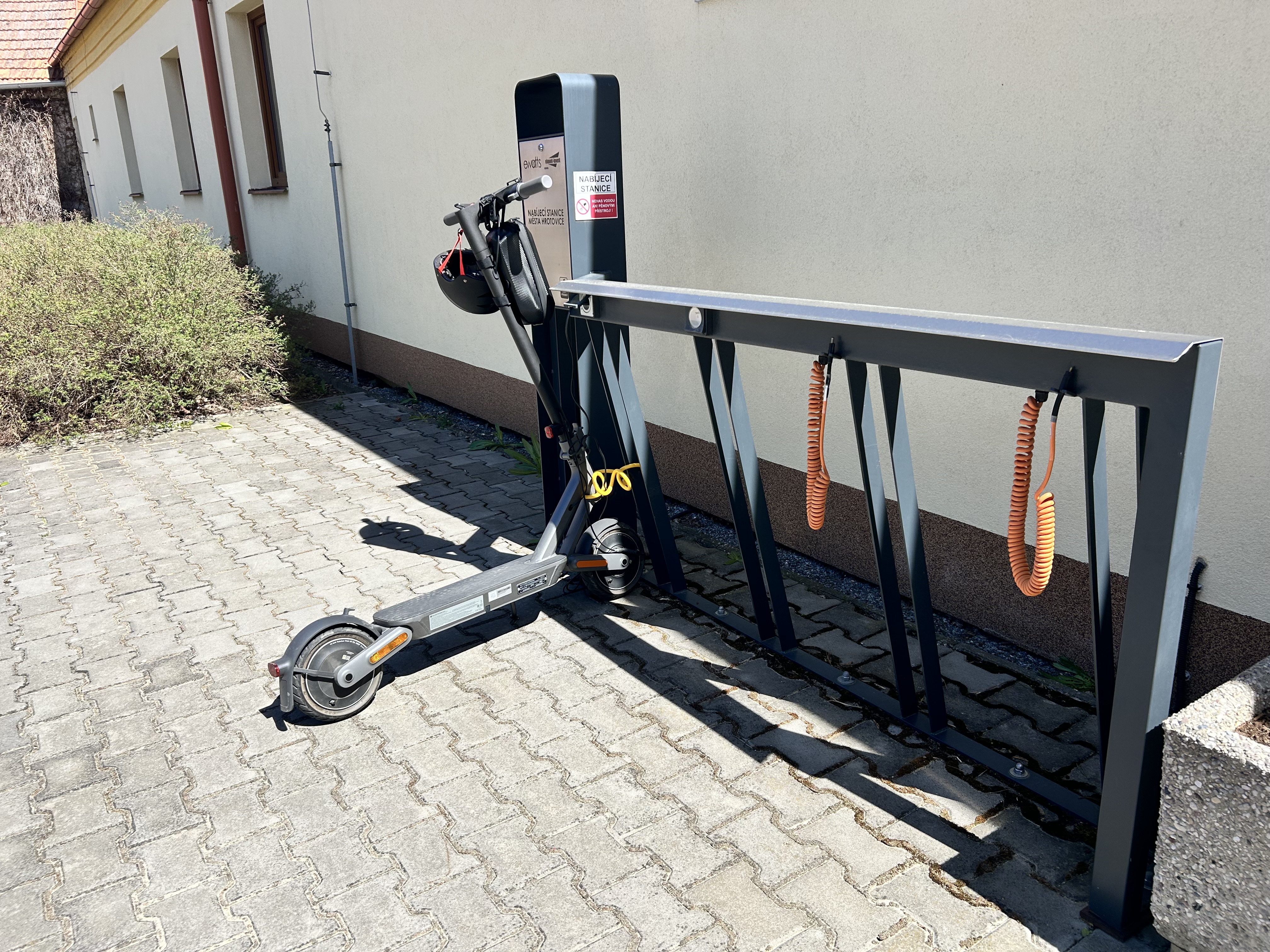 Nabíjecí stanice pro elektrokola Muzeum Hrotovicka foto 2