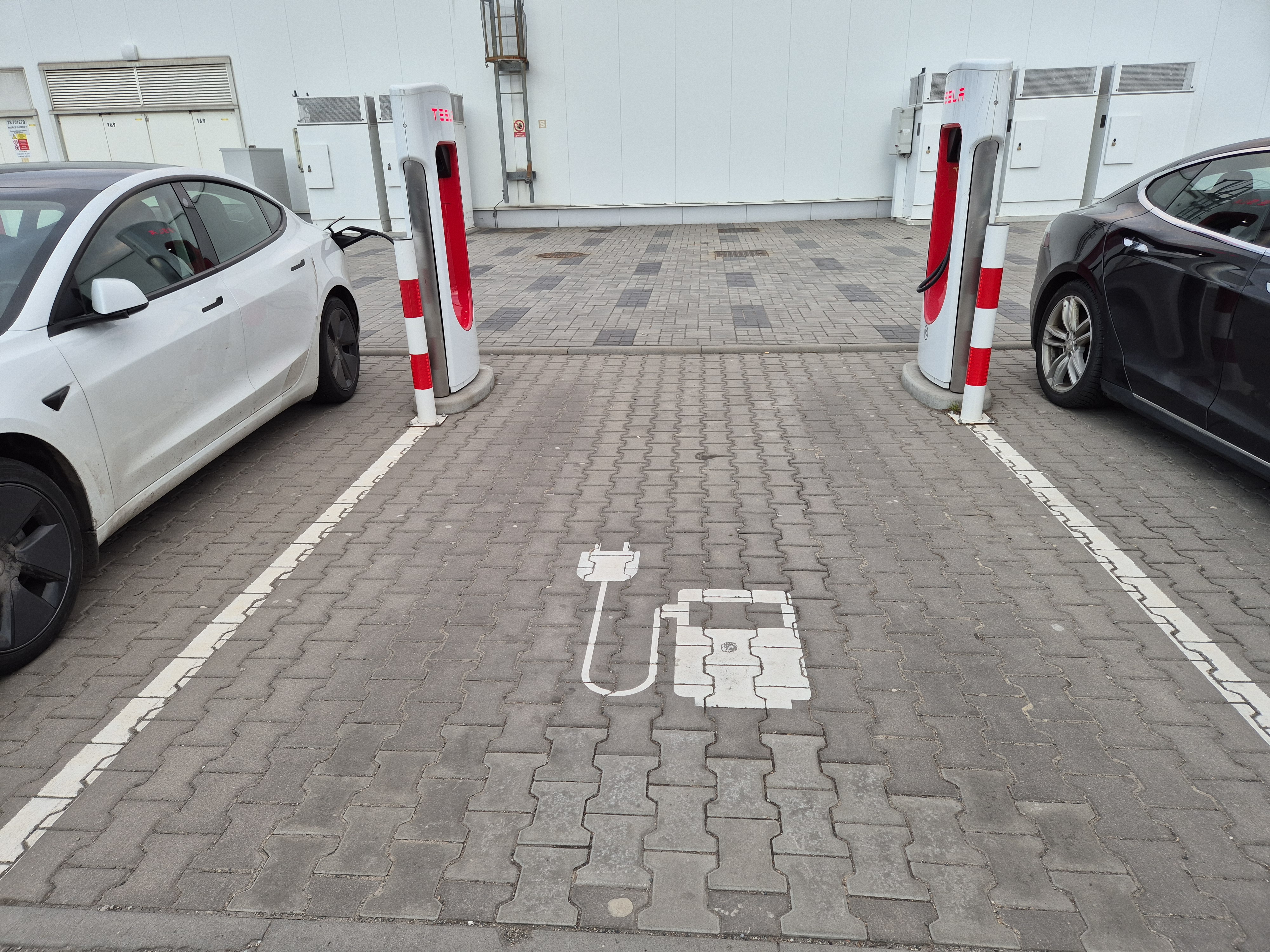 Nabíjecí stanice Tesla supercharger foto 4