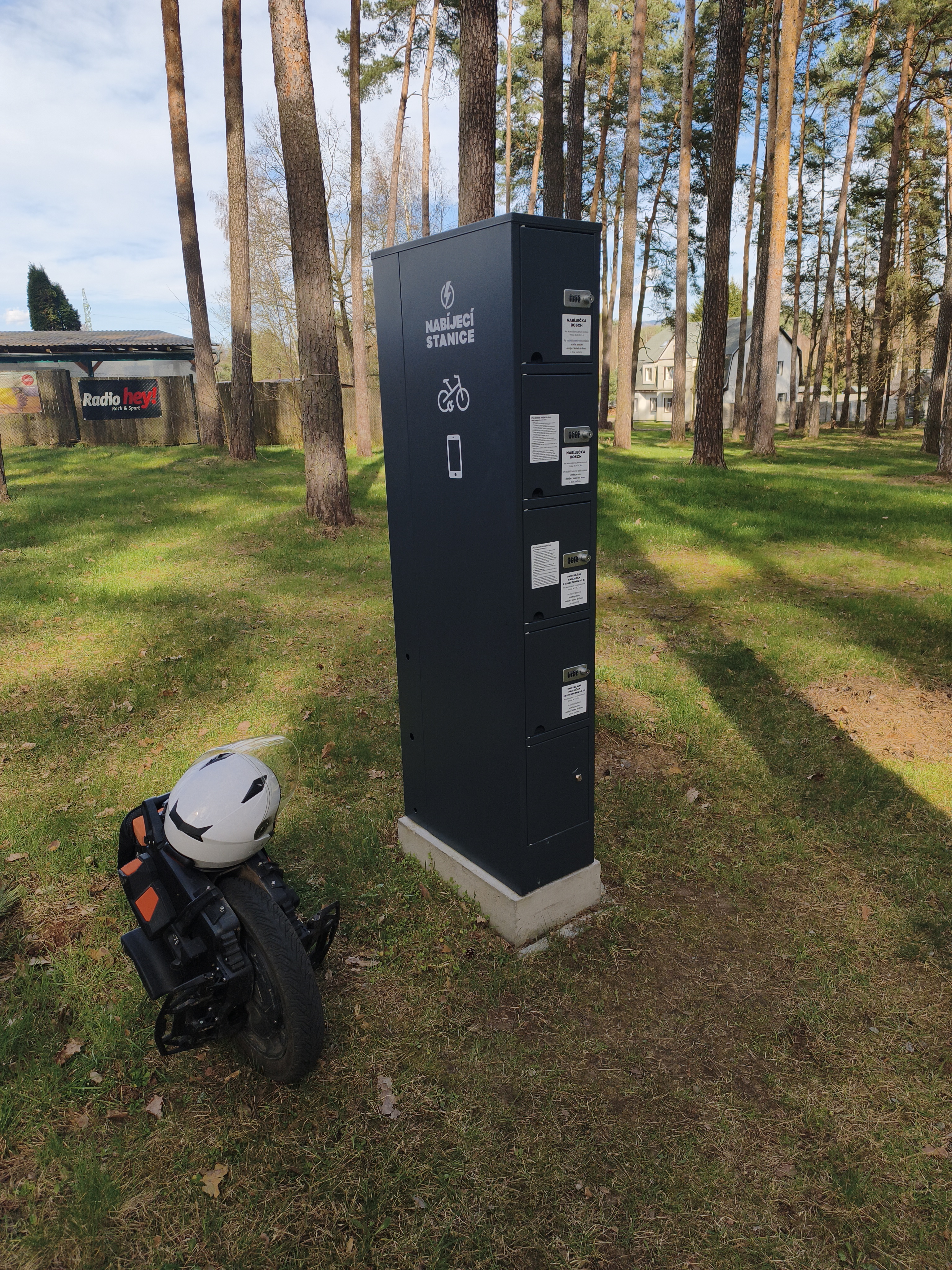 Nabíjecí stanice pro elektrokola a mobilní zařízení Etron Czech foto 2