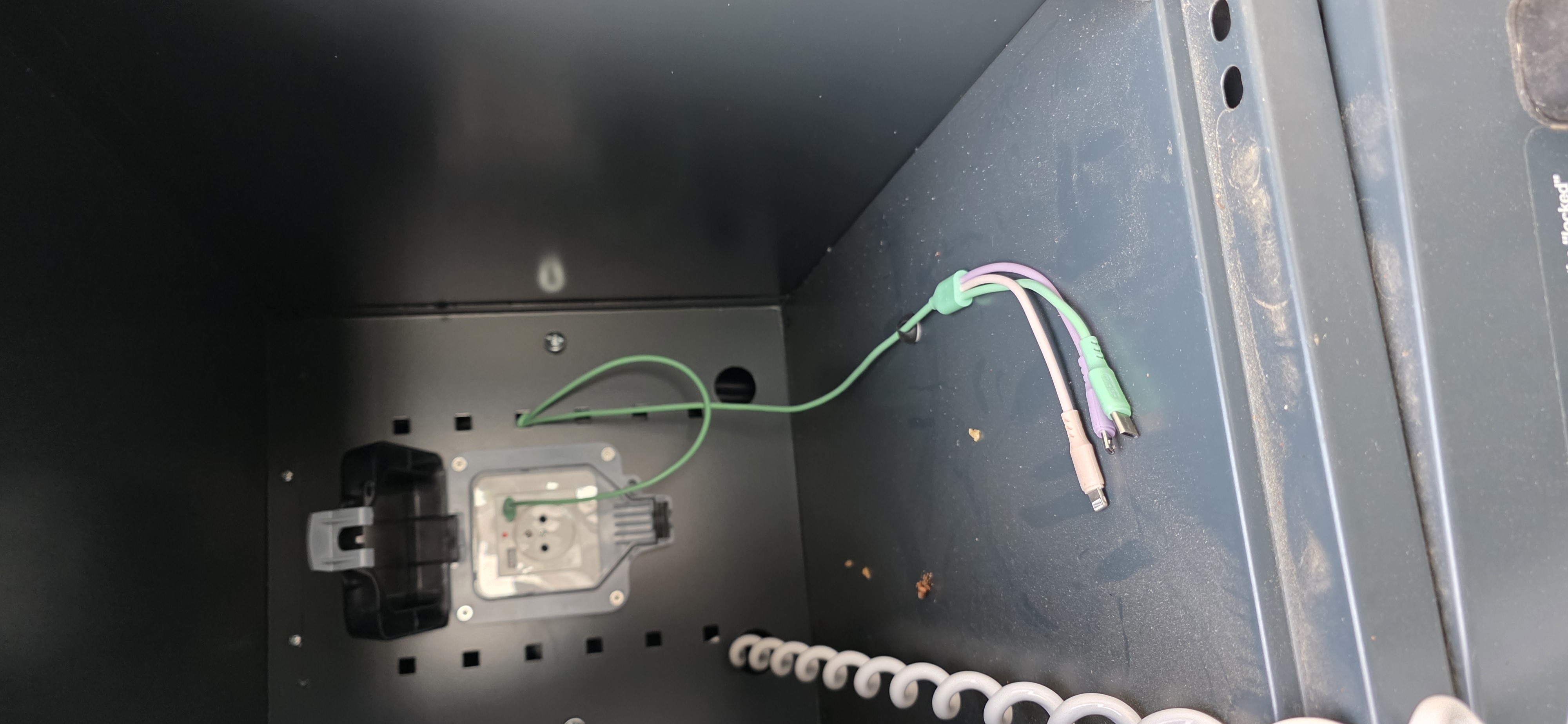 Nabíjecí stanice pro elektrokola a mobilní zařízení foto 2
