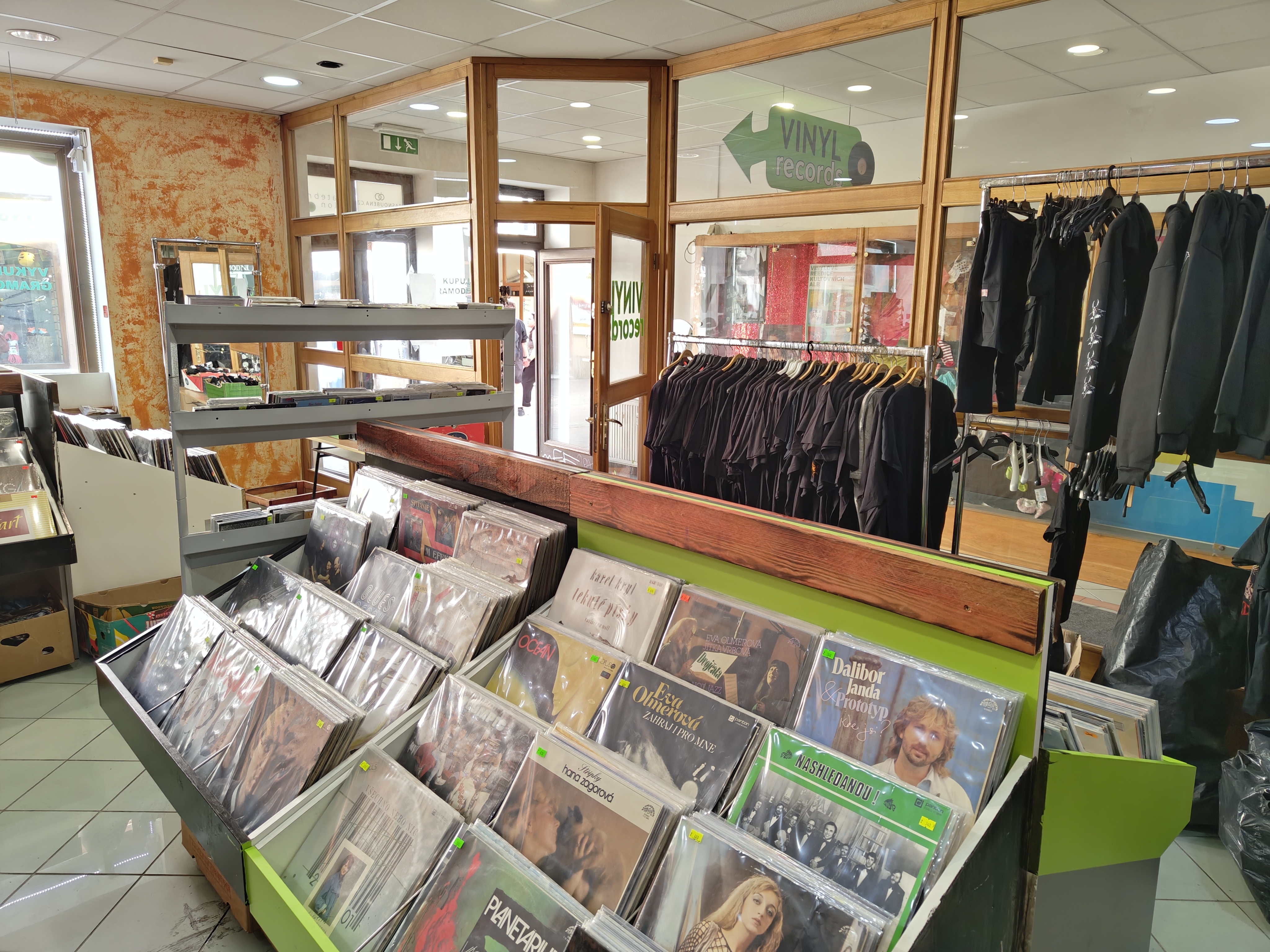 Music World Company (VINYL RECORDS) foto 5