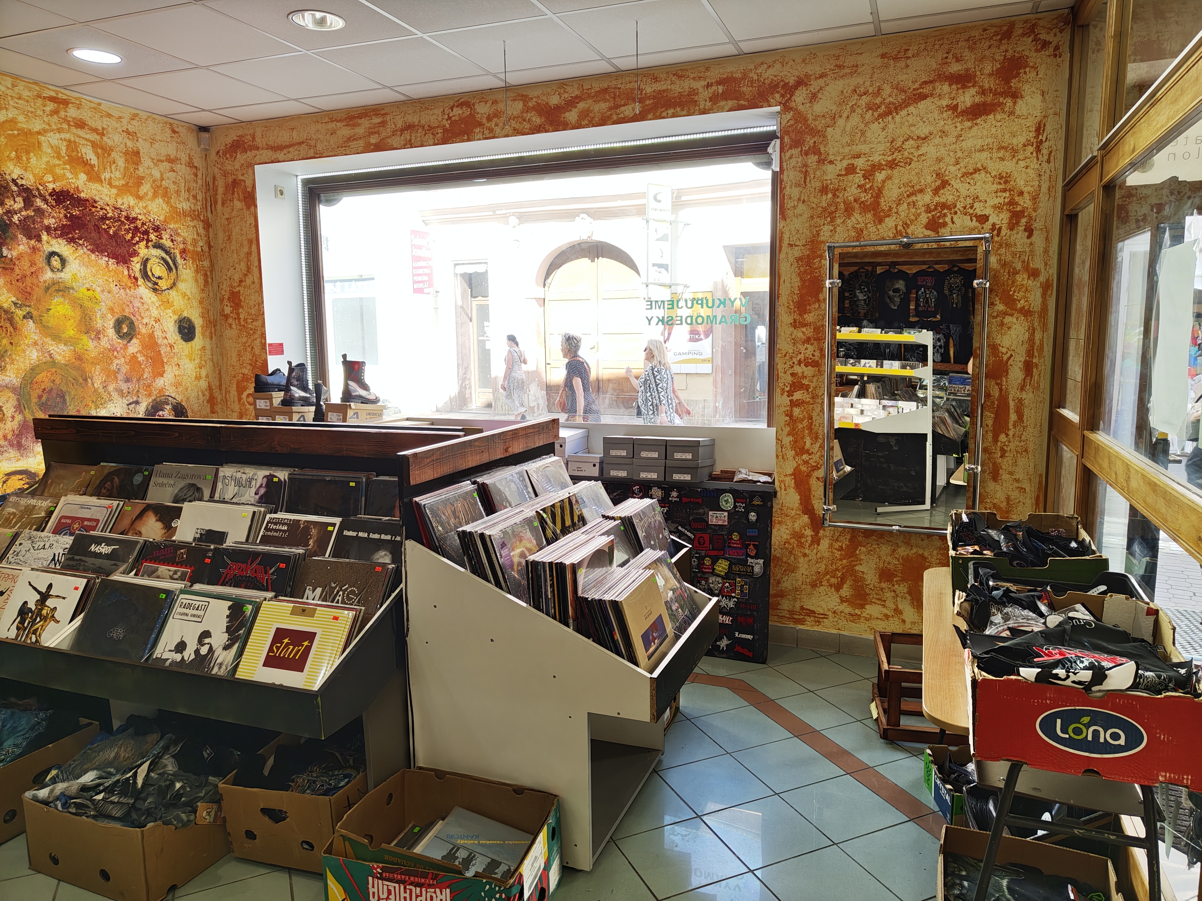 Music World Company (VINYL RECORDS) foto 2