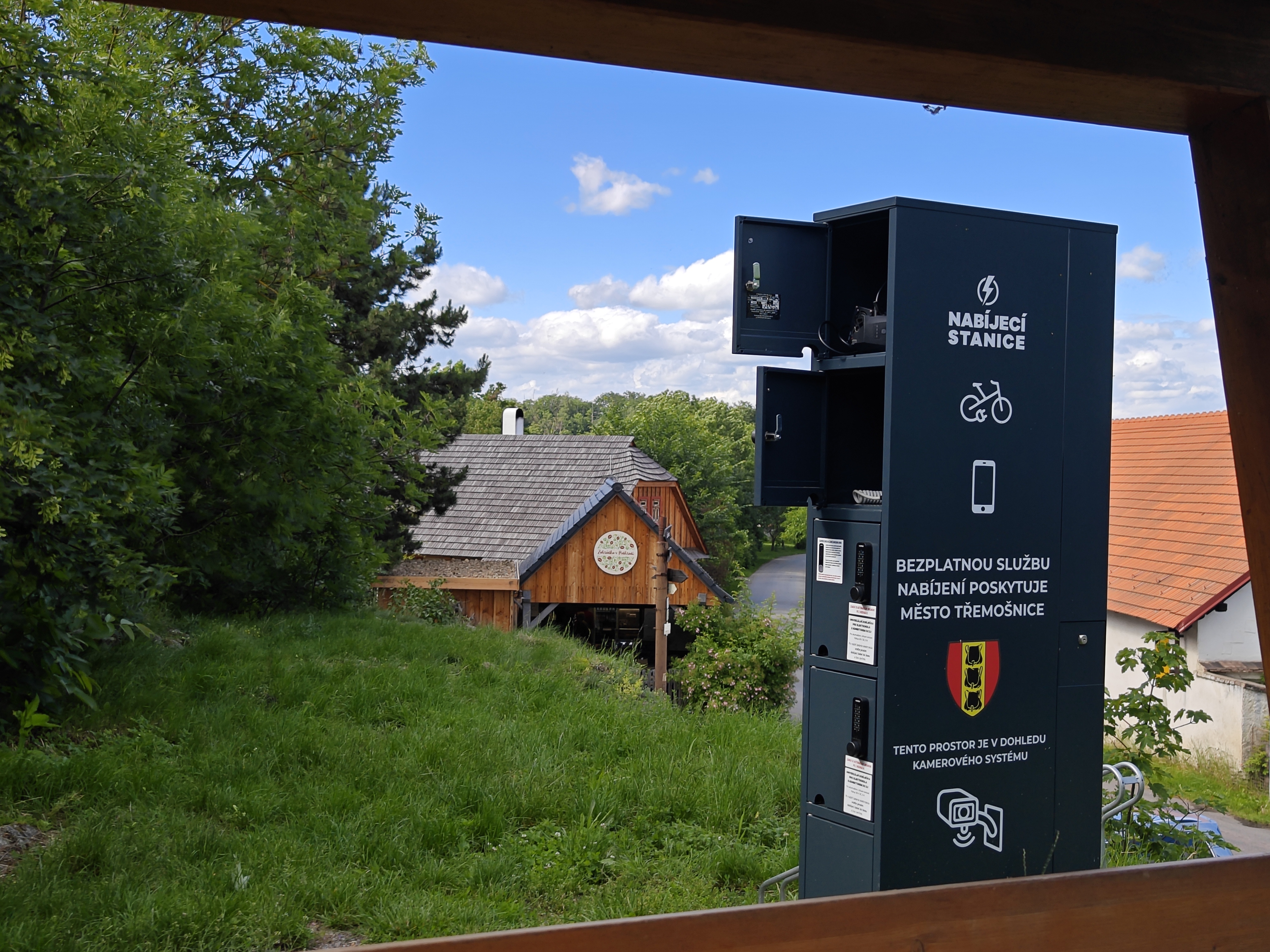 Nabíjecí stanice pro elektrokola a mobilní zařízení foto 5