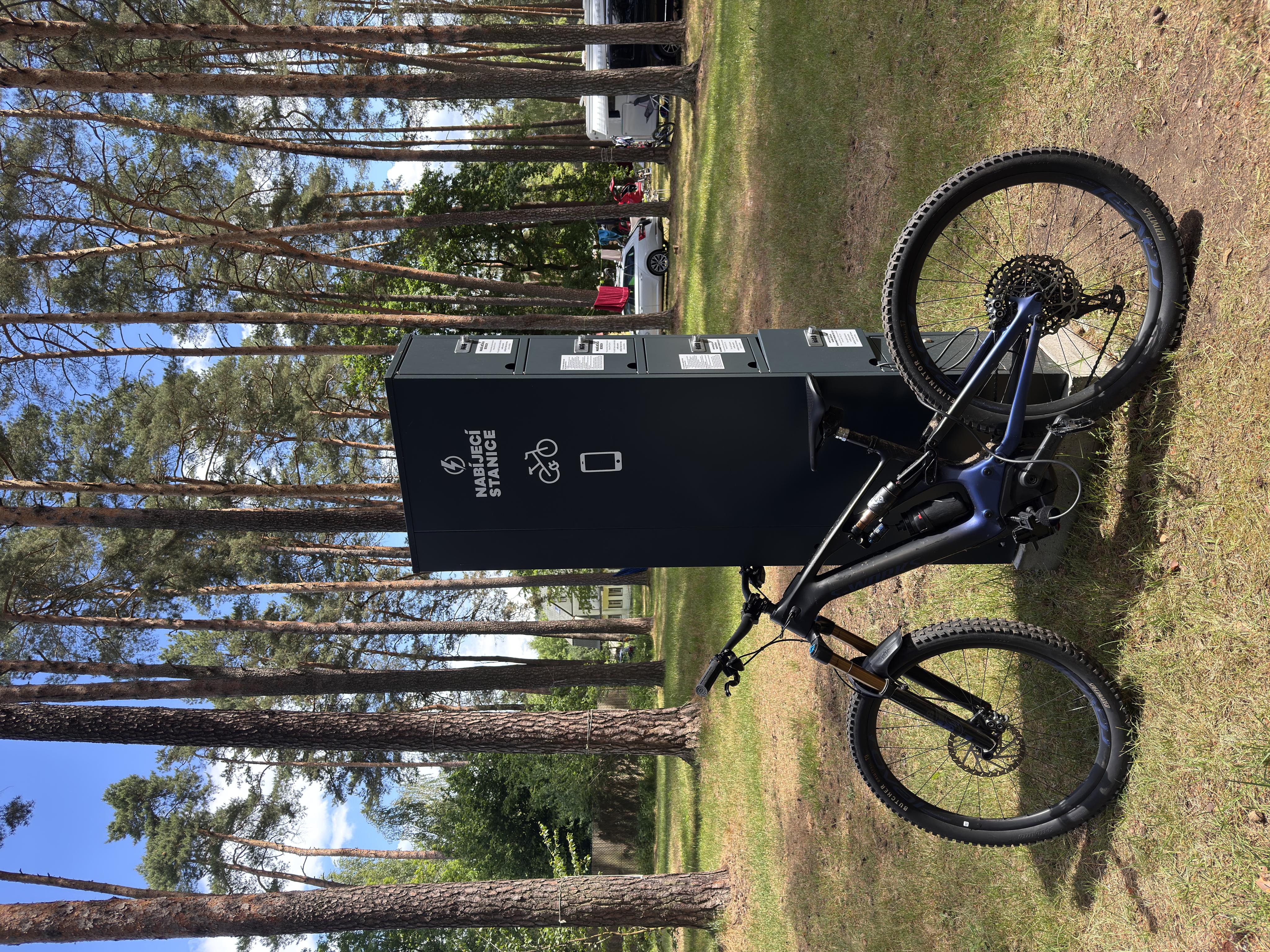 Nabíjecí stanice pro elektrokola a mobilní zařízení Etron Czech foto 3