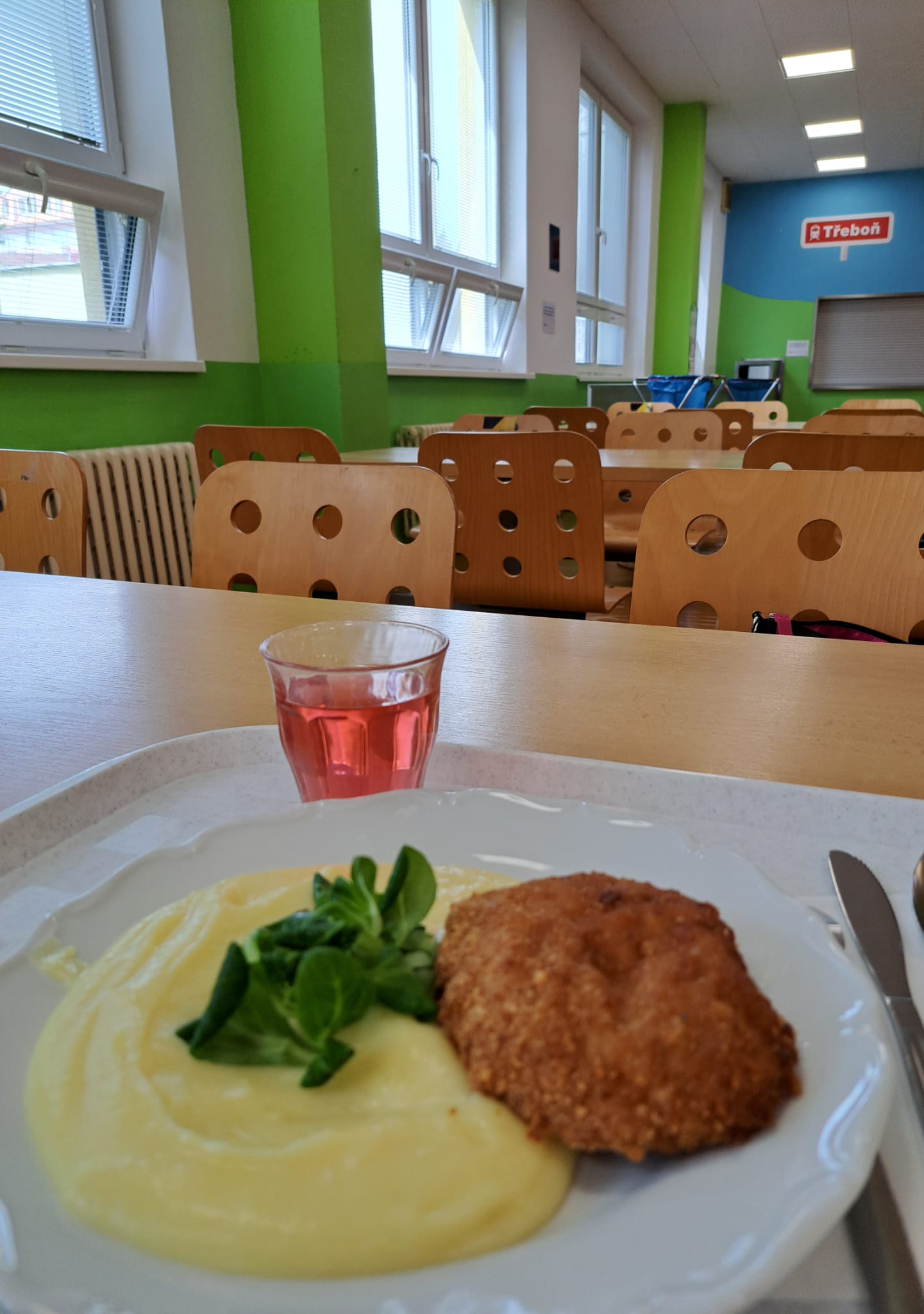 ZŠ Třeboň, Na Sadech - Školní jídelna foto 2