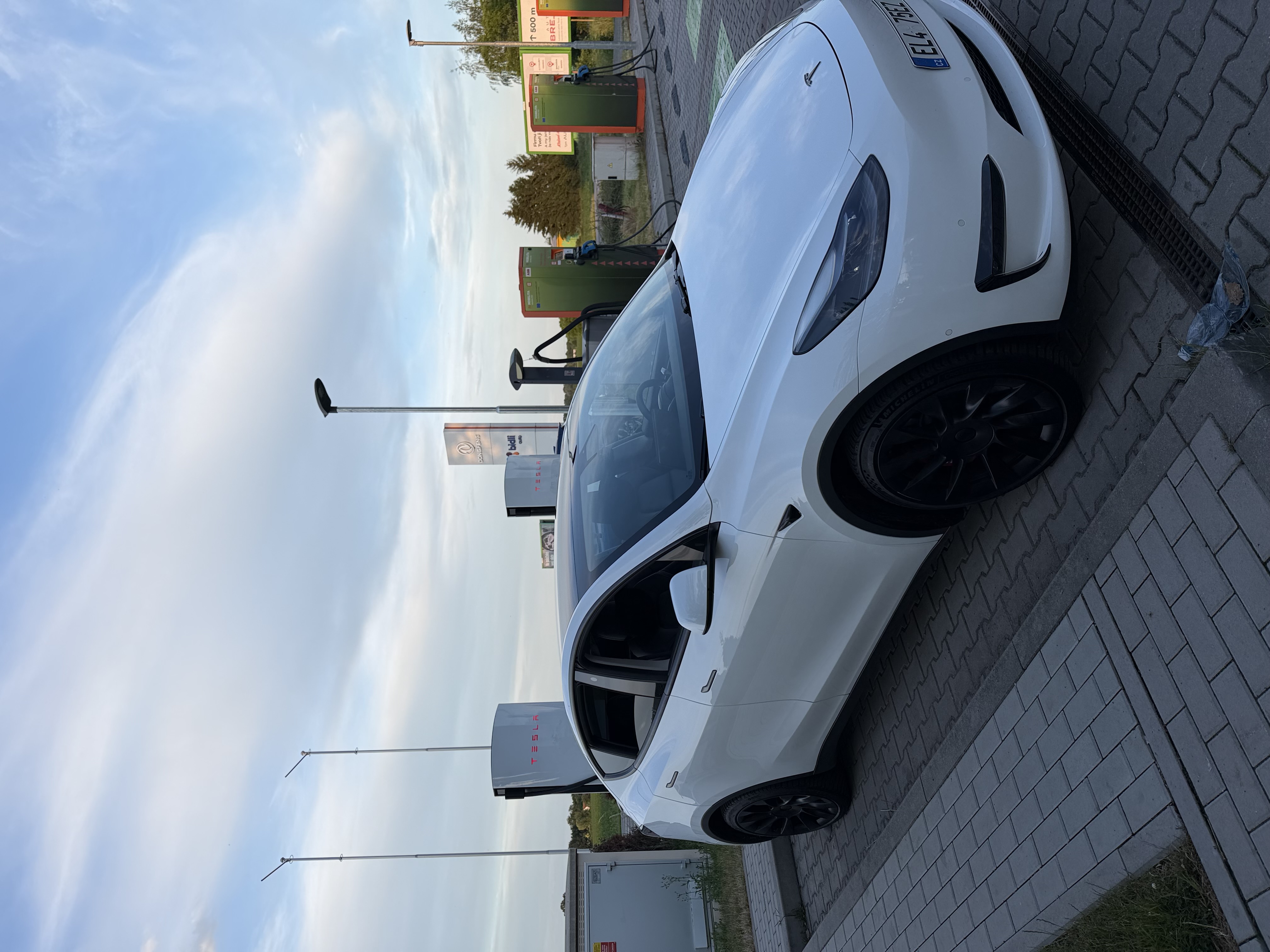 Nabíjecí stanice Tesla supercharger foto 2