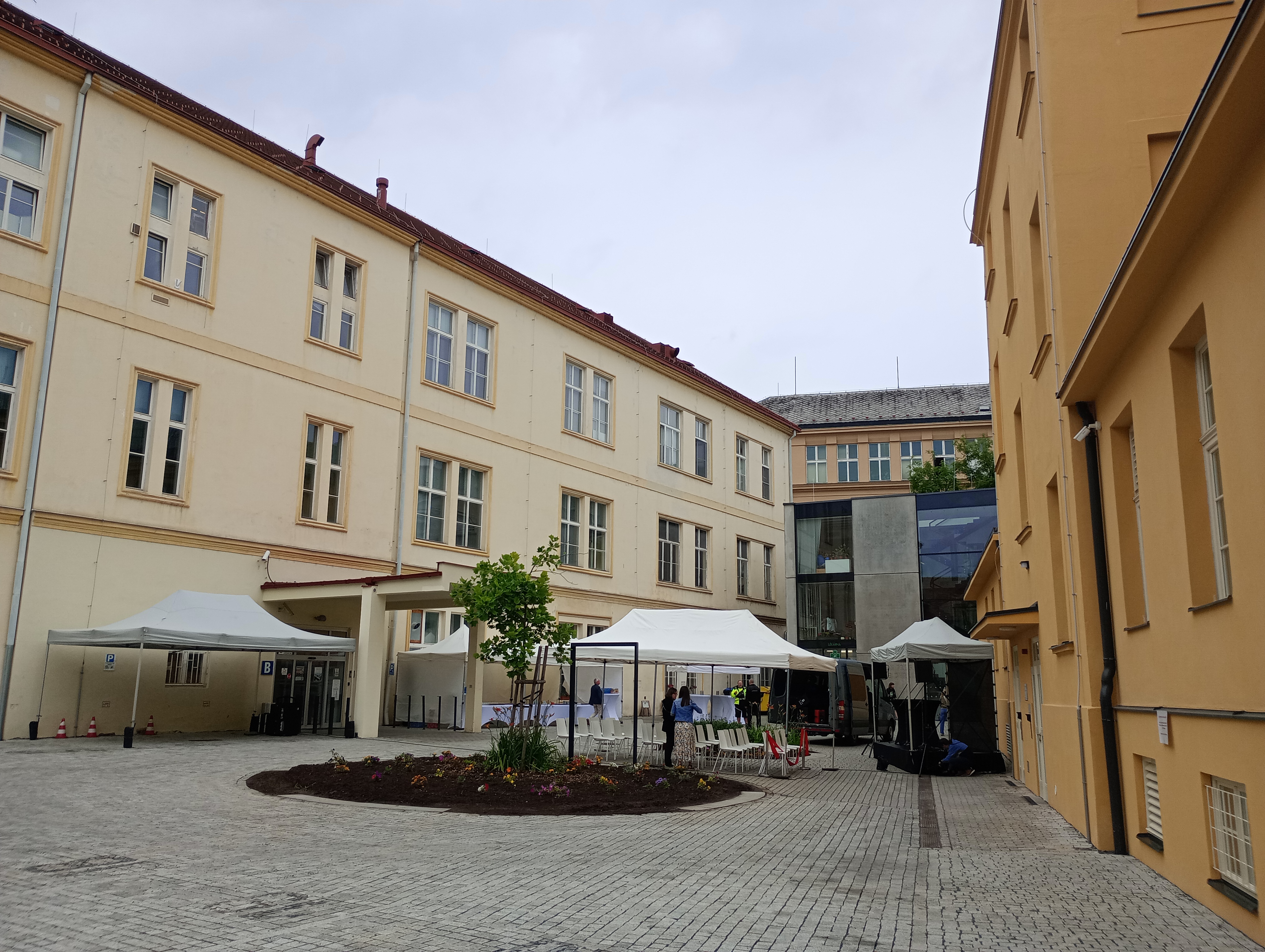 Ústav hematologie a krevní transfuze 1.LF a ÚHKT - Univerzita Karlova foto 6