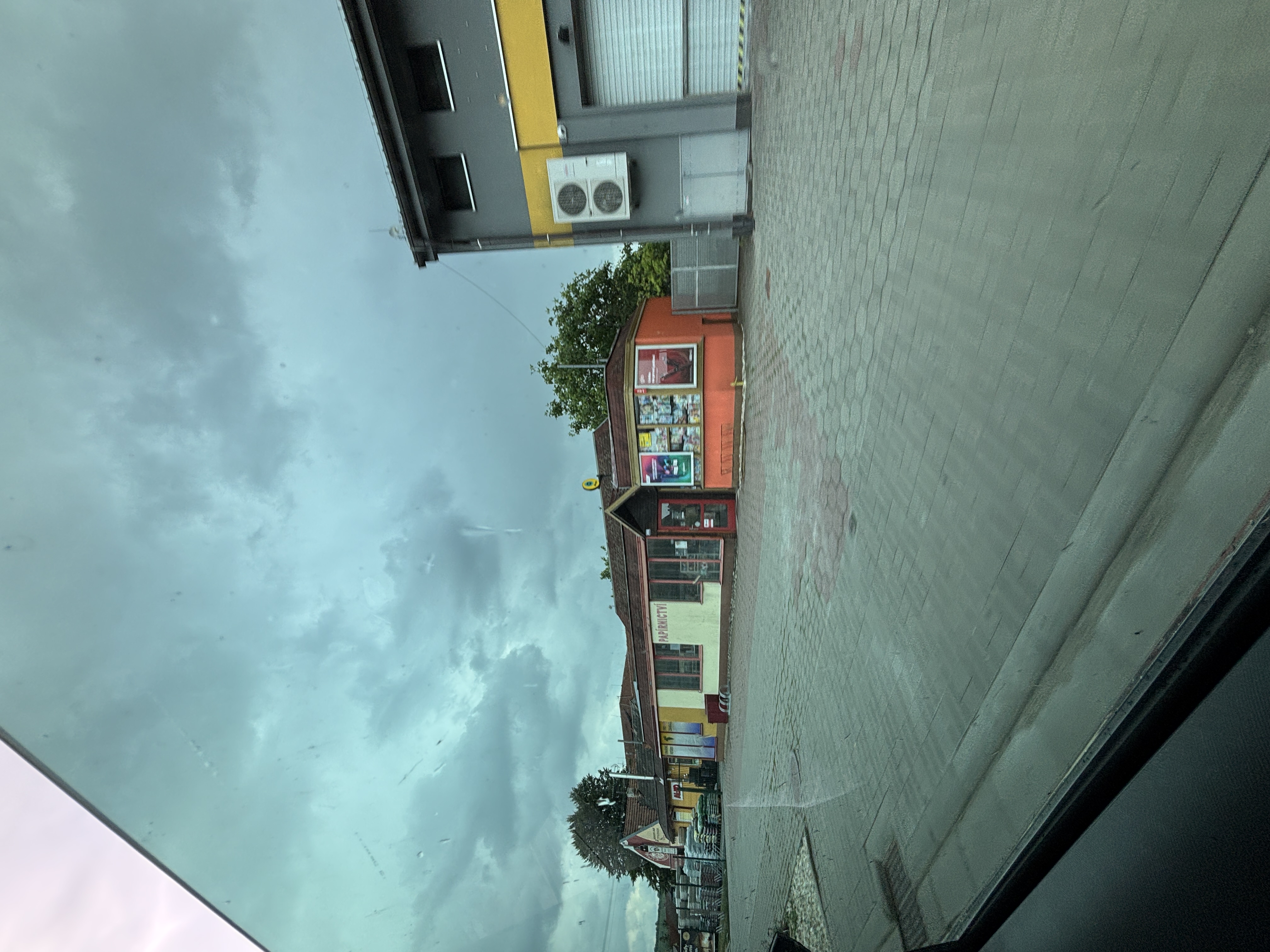 Trafika u parkoviště foto 1