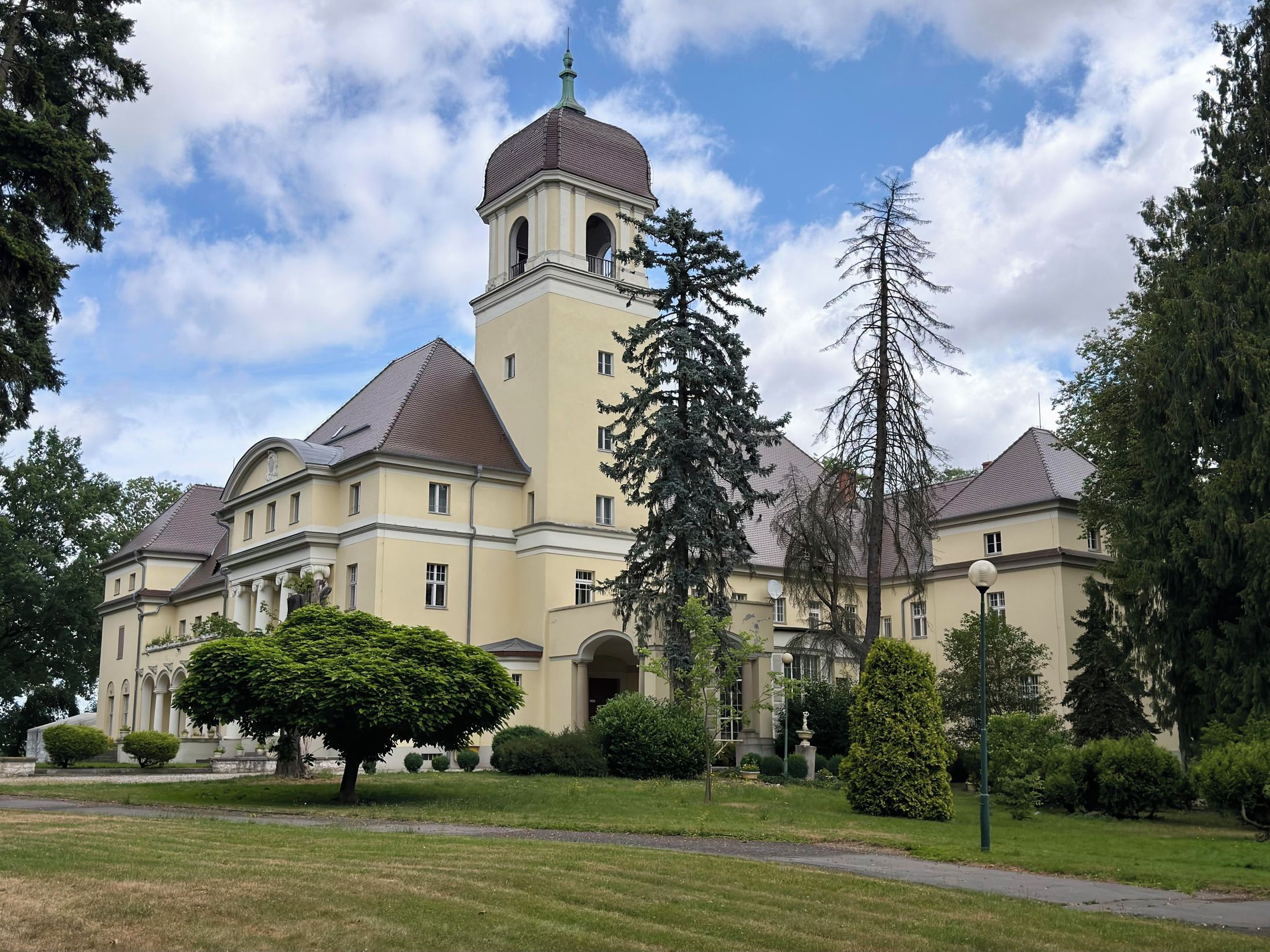 Łosiów pałac