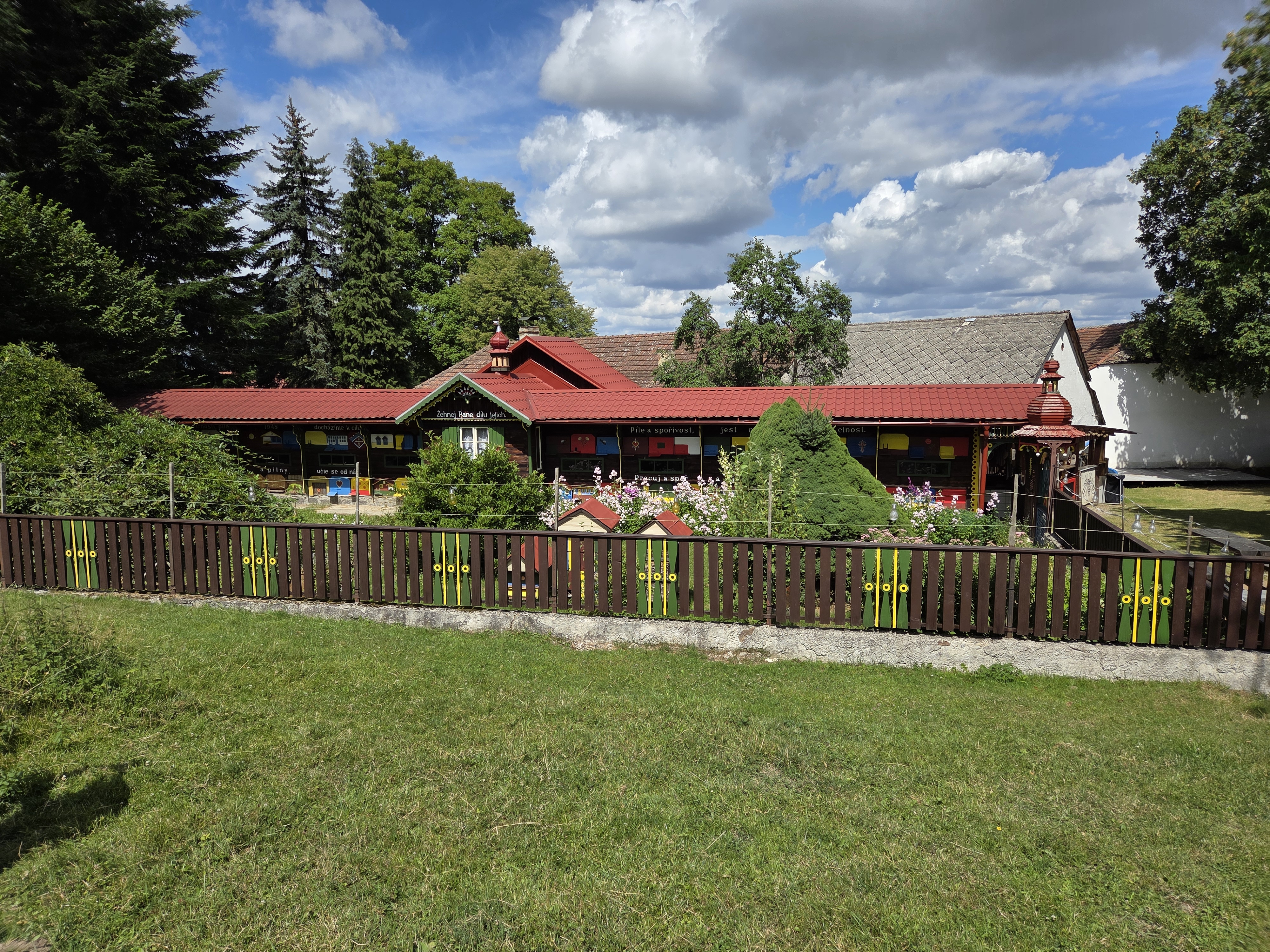 Machův malovaný a vyřezávaný včelín v Krušlově foto 2