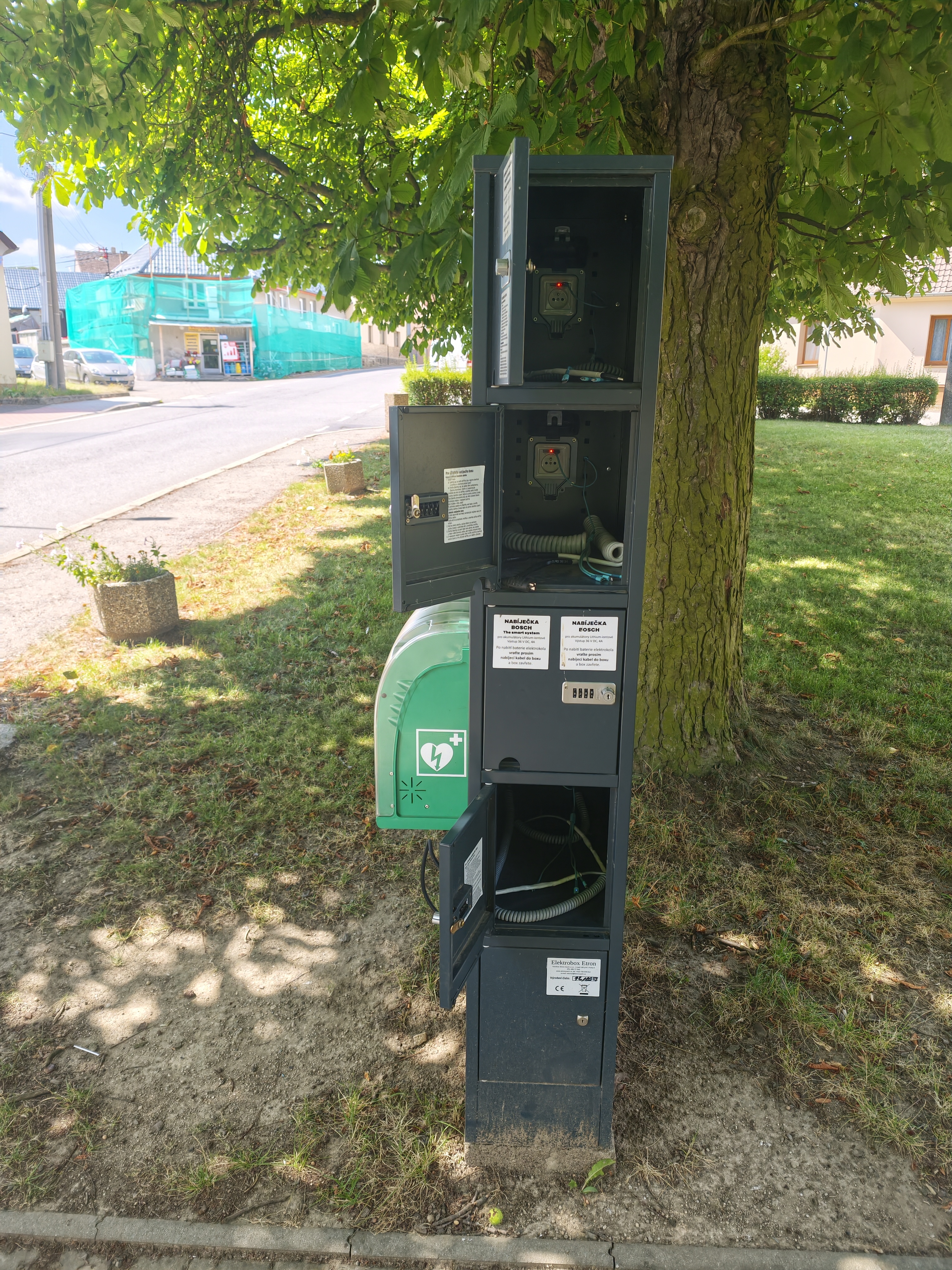 Nabíjecí stanice pro elektrokola a mobilní zařízení foto 2