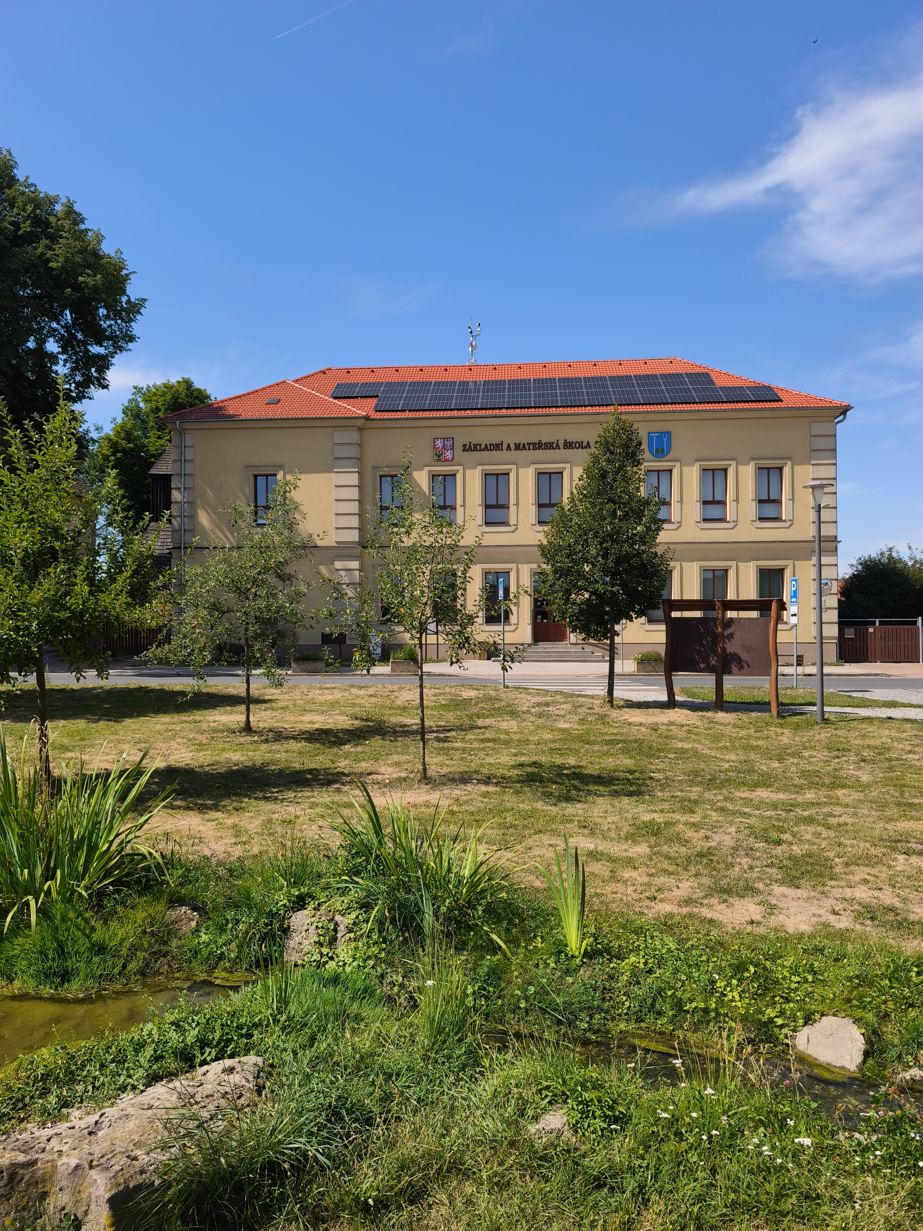 ZŠ a MŠ Senomaty foto 2