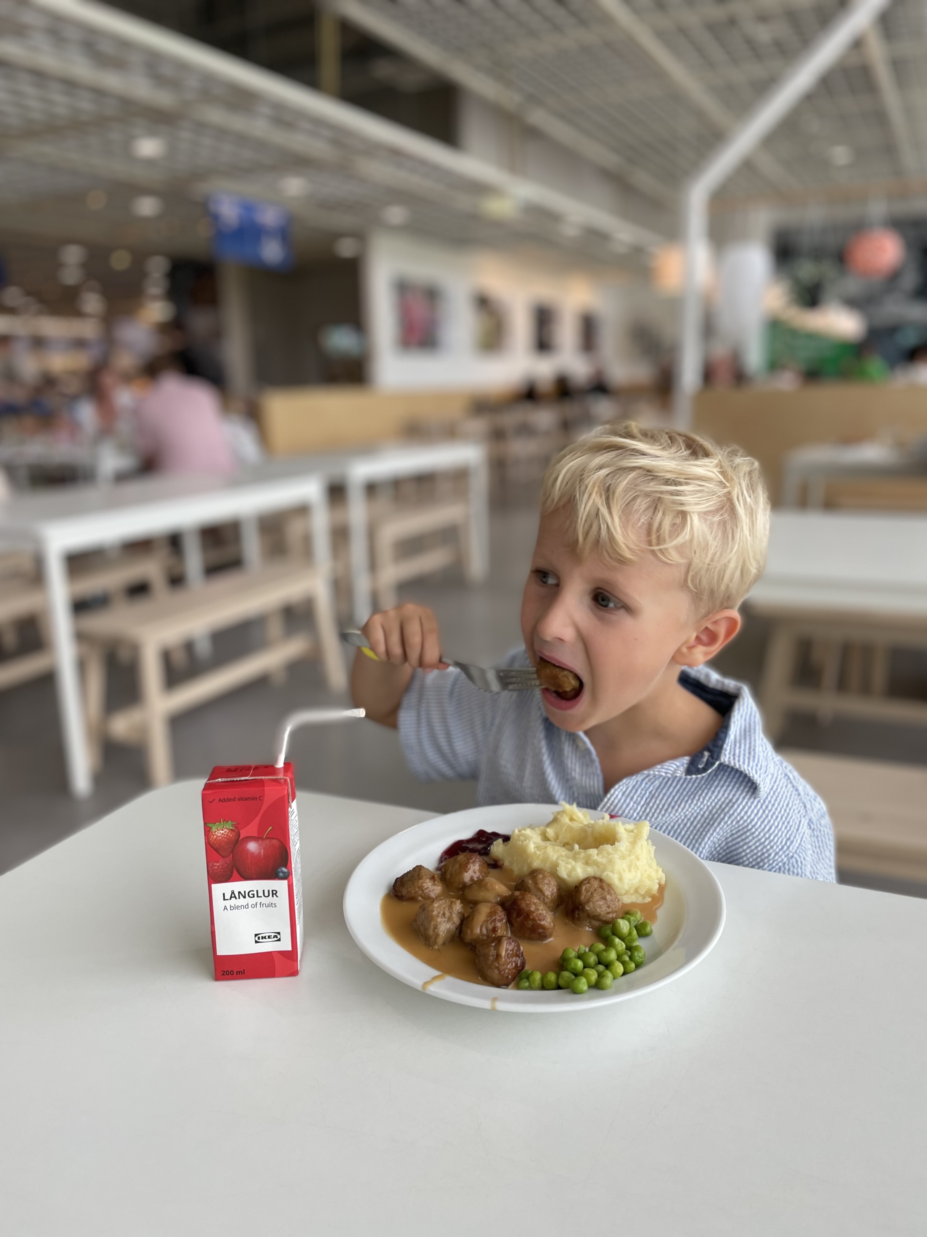 Švédská restaurace a kavárna IKEA Černý Most foto 2