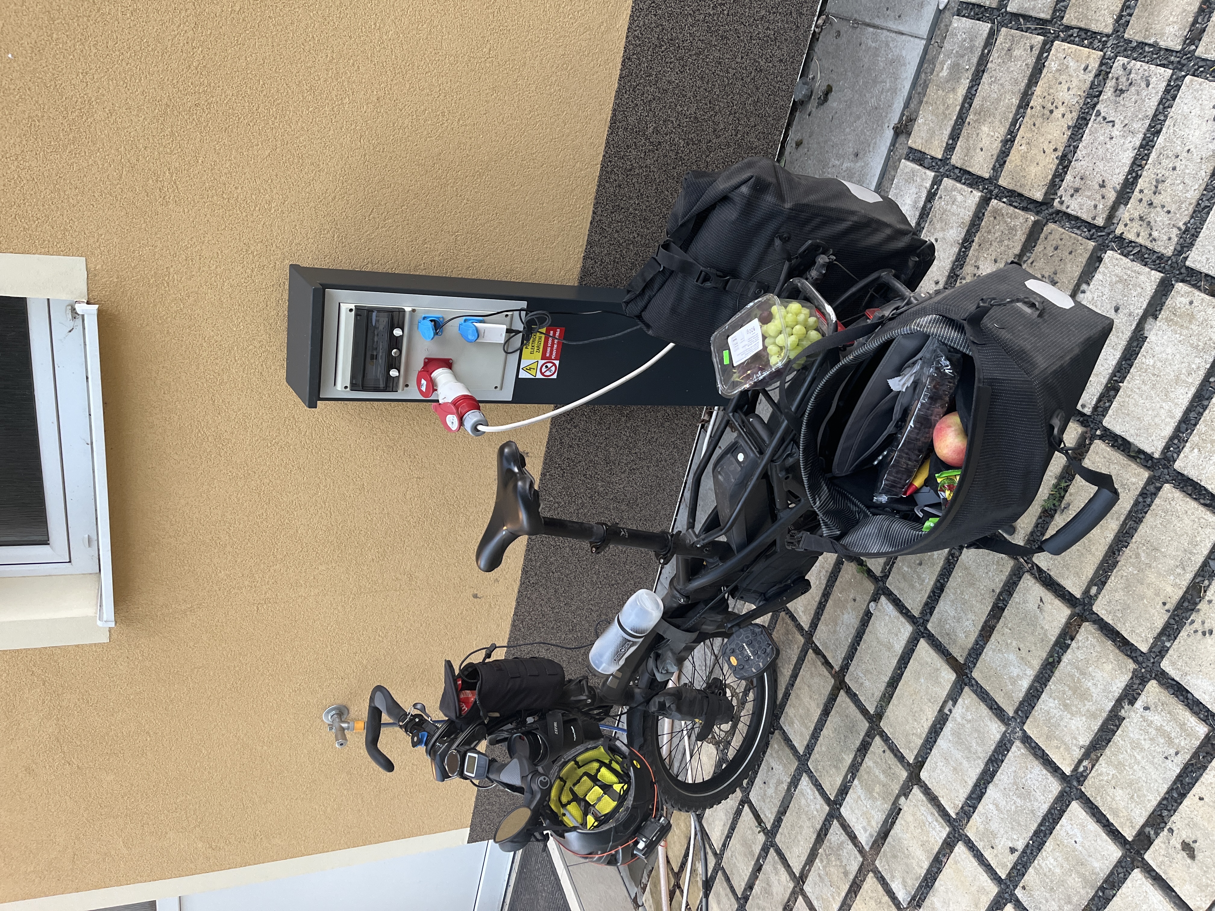 Nabíjecí stanice pro elektrokola a mobilní zařízení foto 2