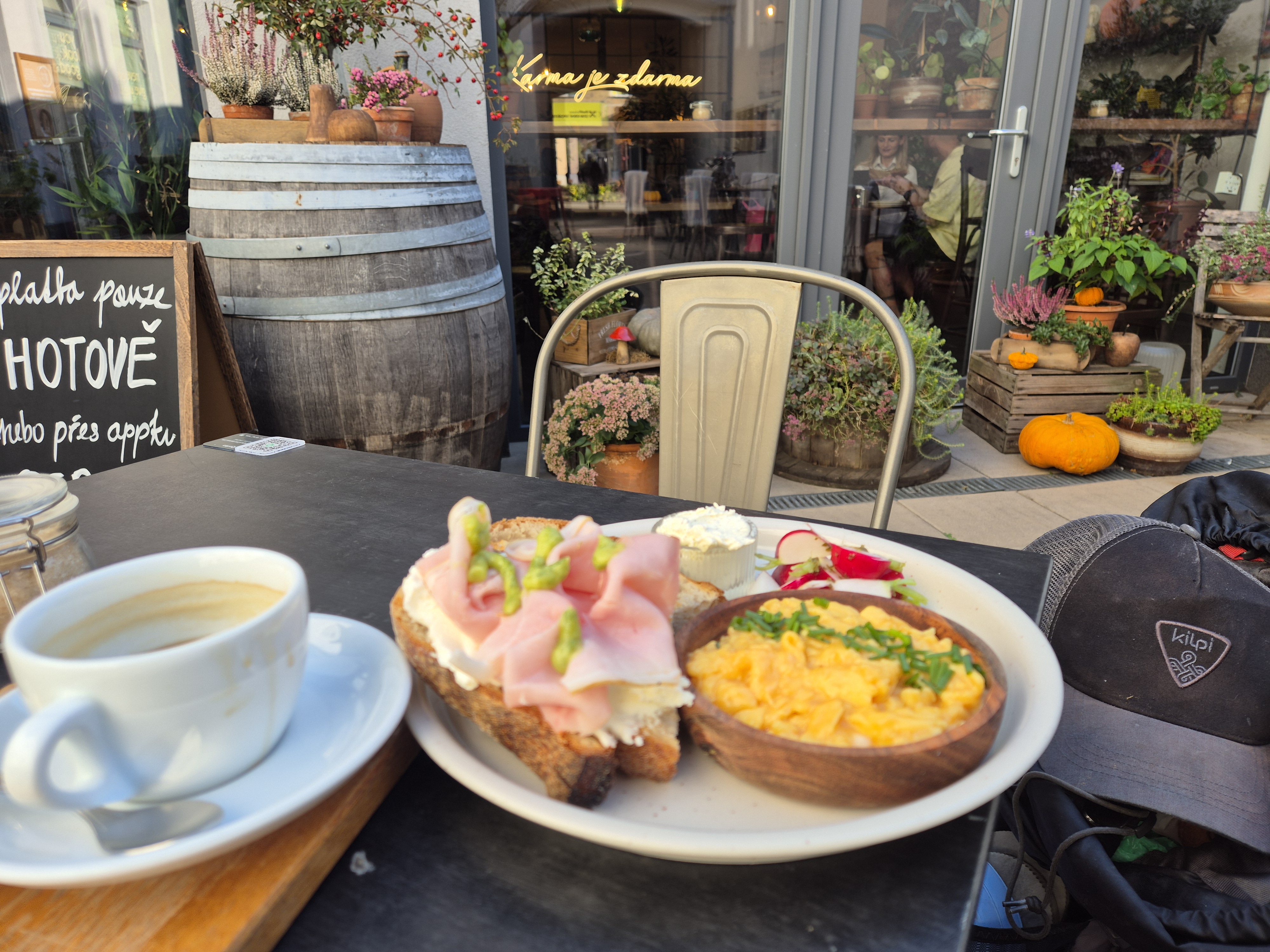 Kavárna & bistro Karma foto 4