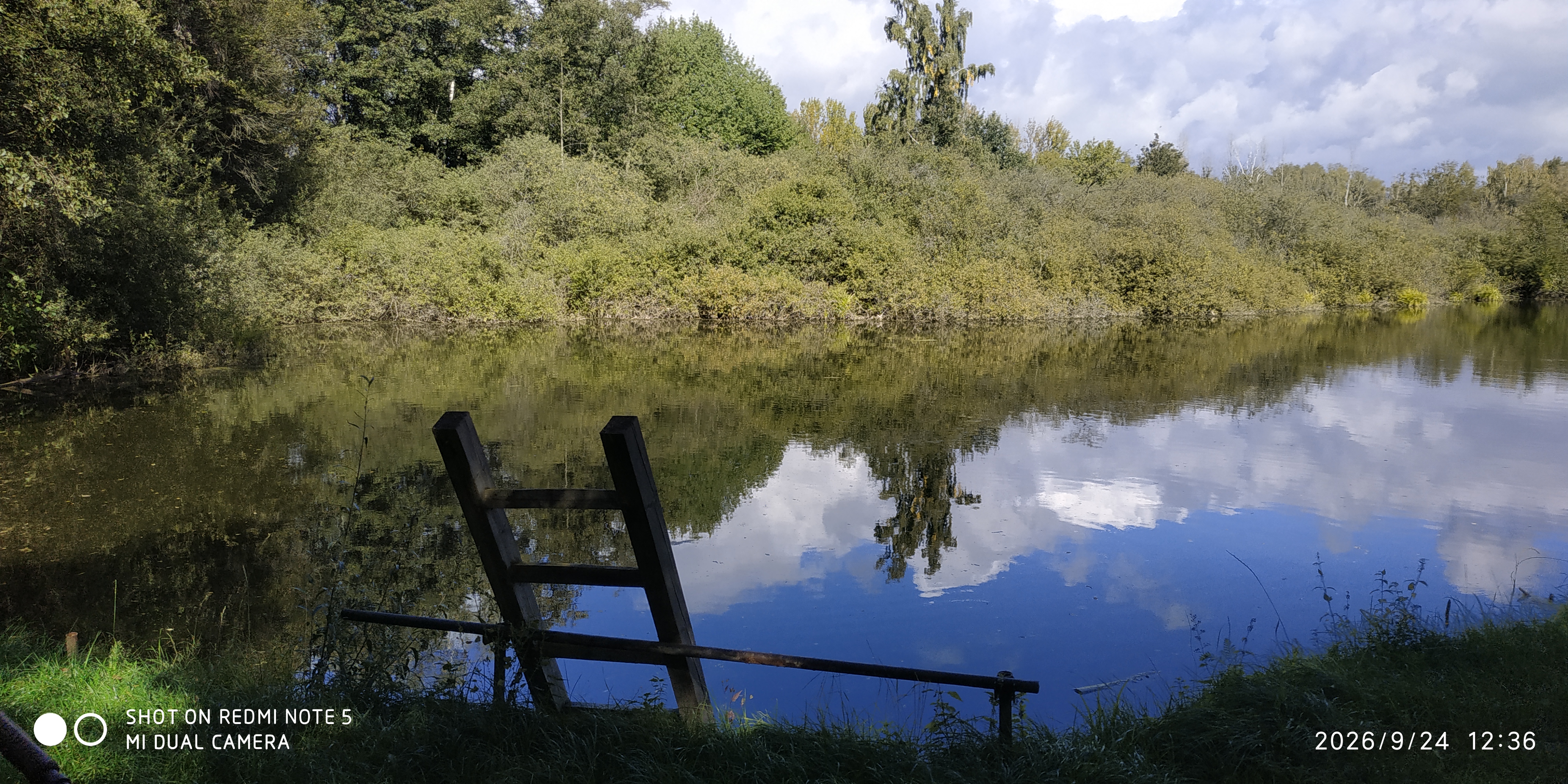 Maringotka u rybníčku foto 2